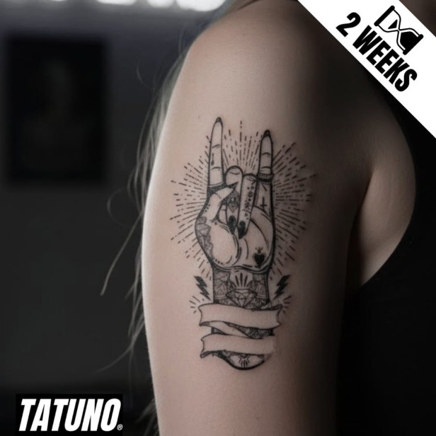 Tatuaż jagua półtrwały ręka w geście kozła