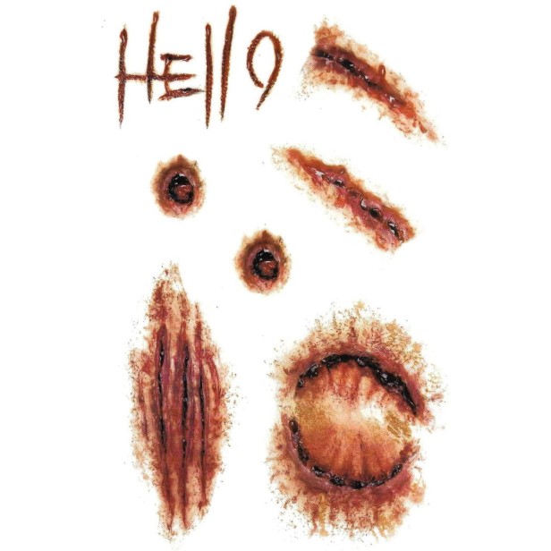 Duży tatuaż na halloween rany napis hello
